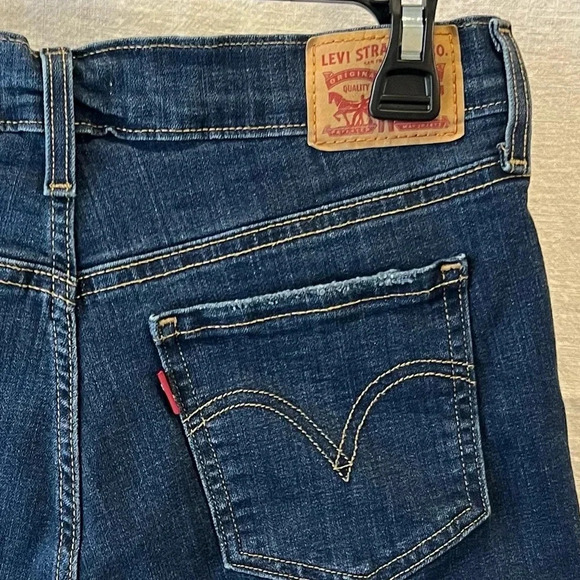 LEVI’S Dark Wash Mid Length Mid Rise Rolled Hemmed Denim Jean Shorts Siz… - Picture 2 of 7